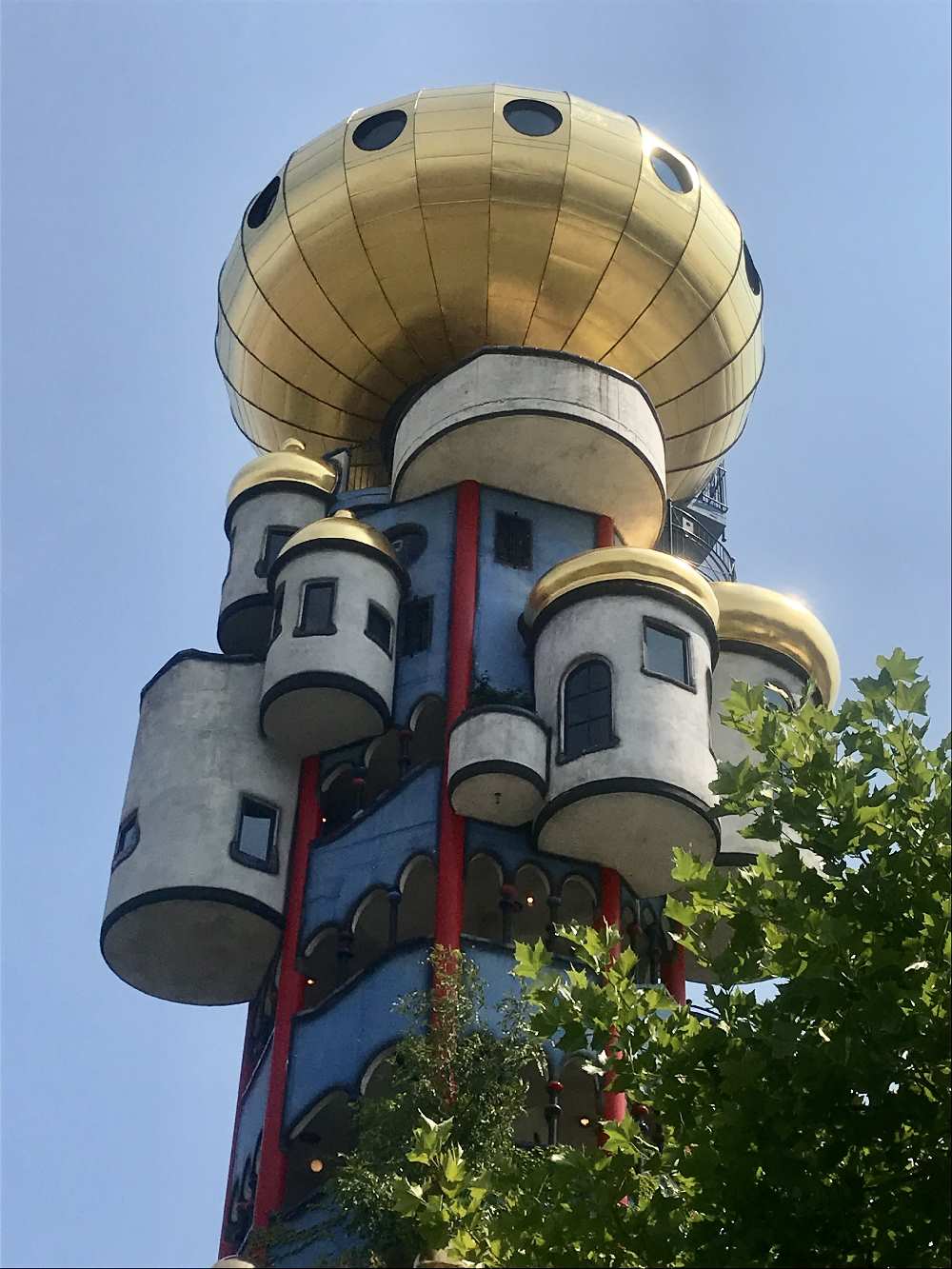 Das faszinierende Ausflugsziel in Bayern: Der Kuchlbauer Turm von Hunderwasser wird zusammen mit der Brauerei besichtigt 