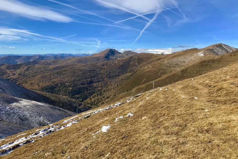 Wir Erwachsenen schauen an der Hundsfeldscharte hinüber auf die Nockberge...