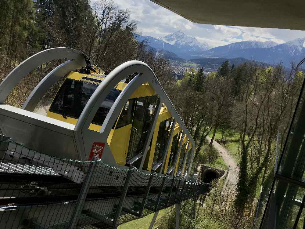 Mit der Hungerburgbahn kommst du samt Kinderwagen direkt zum aussichtsreichen Spielplatz