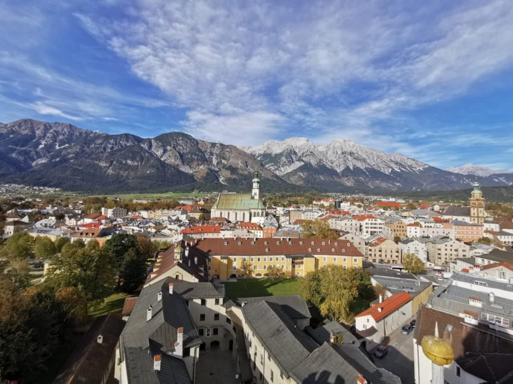 Das ist Ausblick aus dem Turm der Münze über die Stadt und das Karwendel