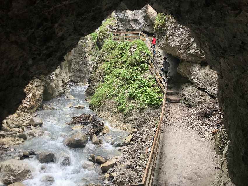 Die Imst Schlucht hat sogar zwei Tunnel! Du wanderst durch die Felsen - kurzweilig zum Wandern mit Kindern!