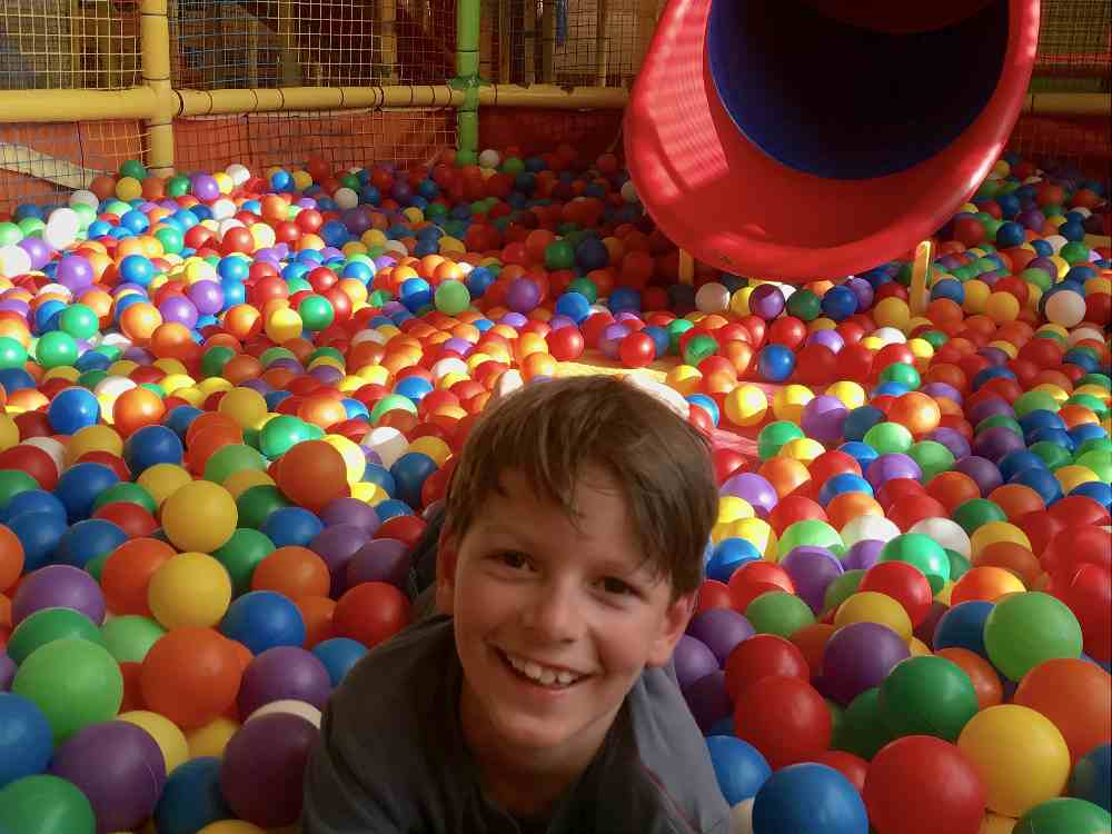 Bei jedem Wetter super: Das Bällebad im Wahaha Paradise Indoor-Spielplatz in Kärnten