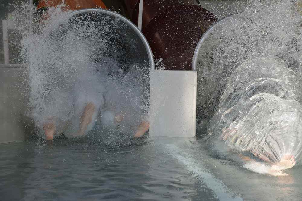 Allegria Stegersbach:  Innen gibt es noch zwei weitere Wasserrutschen - sie werden gleich  ausprobiert, leider sieht man nur die Füße und das Wasser... Die Rutsche  ist sehr schnell und am Ende wird man mit dem Wasser gebremst. Deswegen  keine guten Bilder, aber viel Spaß beim Rutschen. 