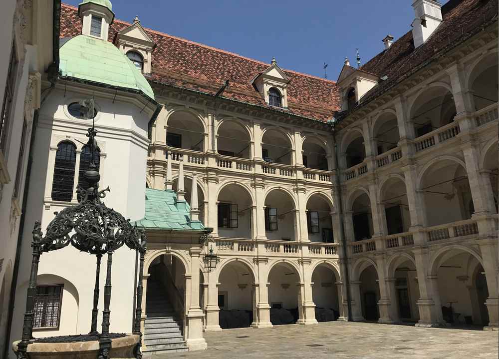 Die vielen Torbögen im Innenhof des Landhauses Graz 