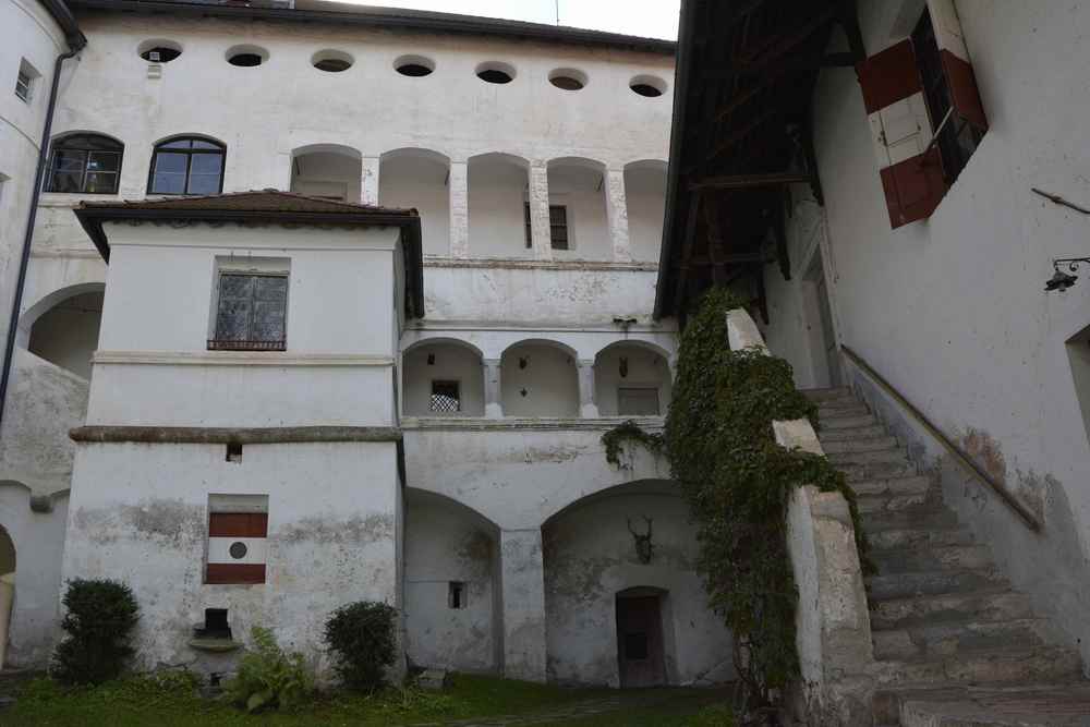 Das ist der Innenhof von Schloss Rodenegg