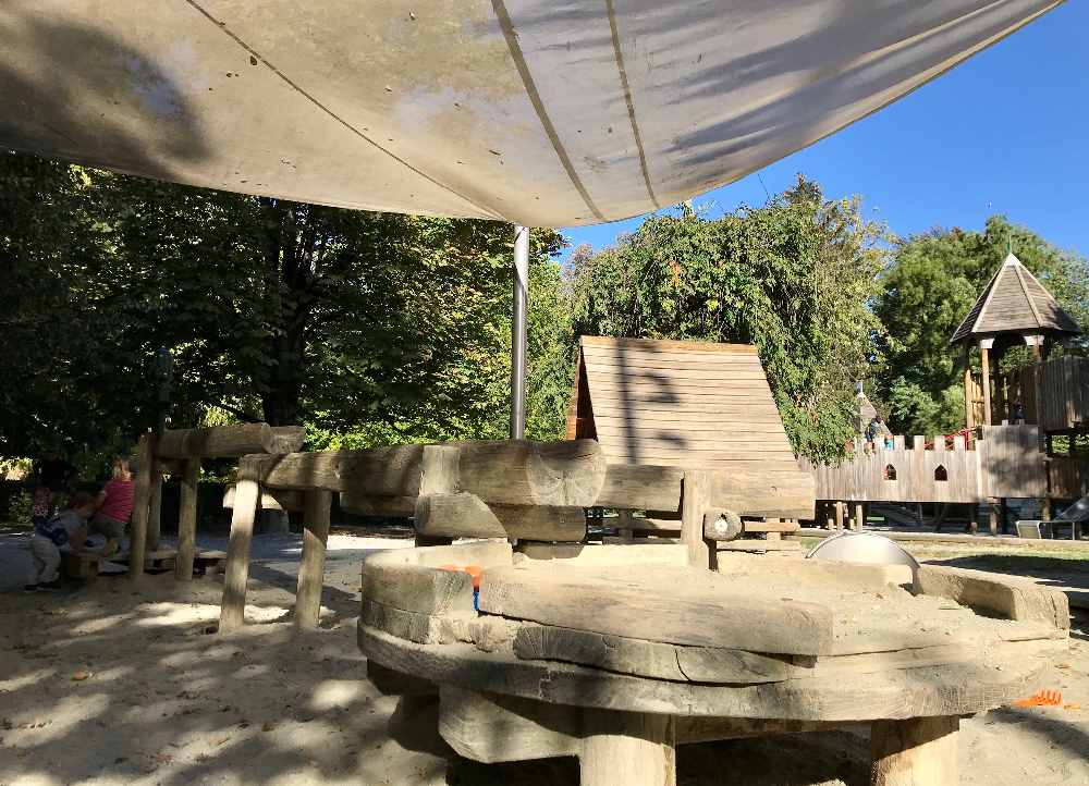 Mit Sandspielplatz und Sonnensegel - ein toller Spielplatz in Innsbruck