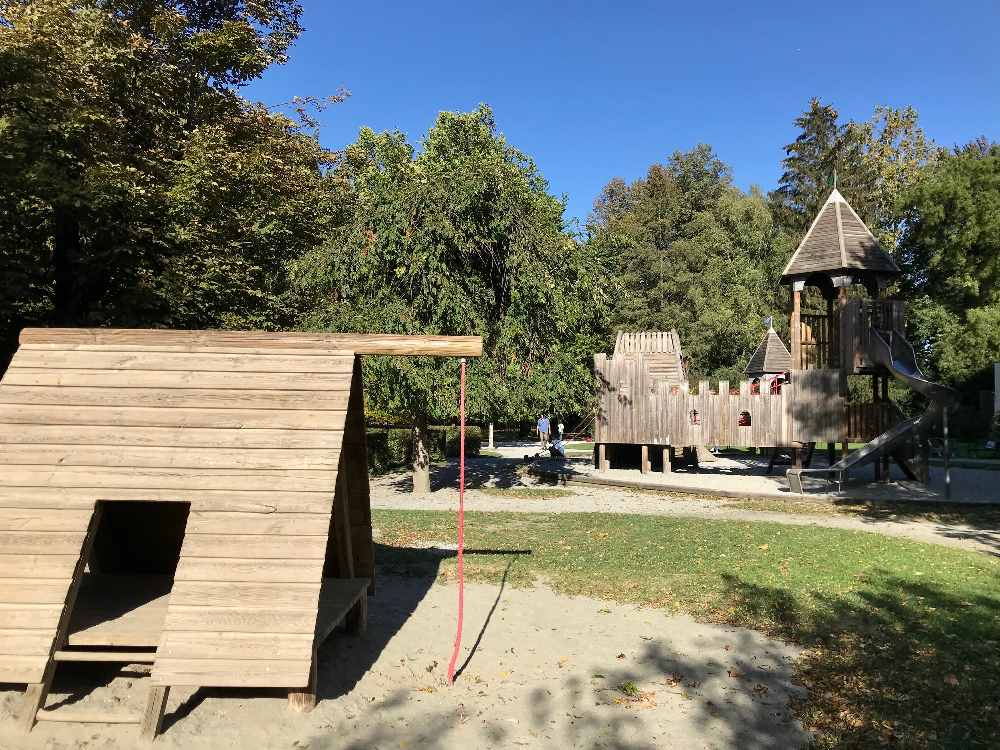 Das ist das Schloß aus Holz am Spielplatz im Hofgarten in Innsbruck, gleich bei der Hofburg