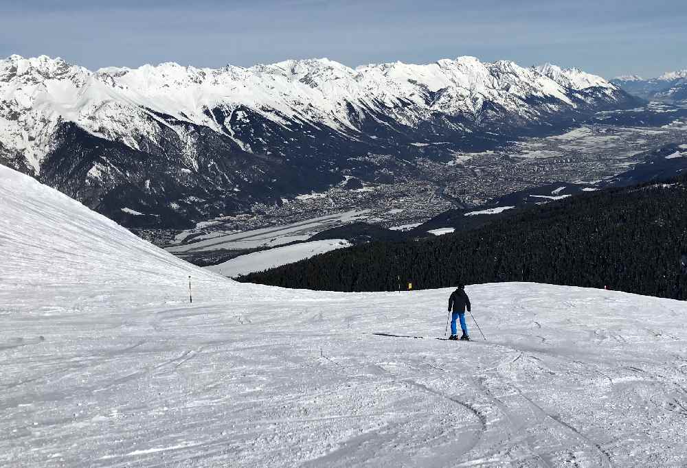 Bis in die Stadt nach Innsbruck mit den Ski? So wirkt es auf der Pleisen-Piste im Axamer Lizum 