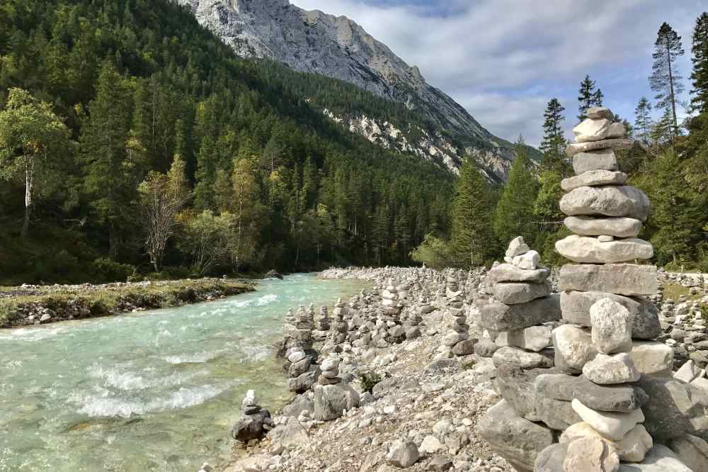 Fernradweg an der Isar : Viel schöne Natur am Isarradweg beim Isarursprung im Karwendel 