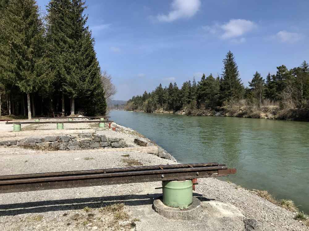 Über die Schienen werden die Floße in die Isar geschoben - heute als Freizeitspaß nach München, früher lebenwichtig.