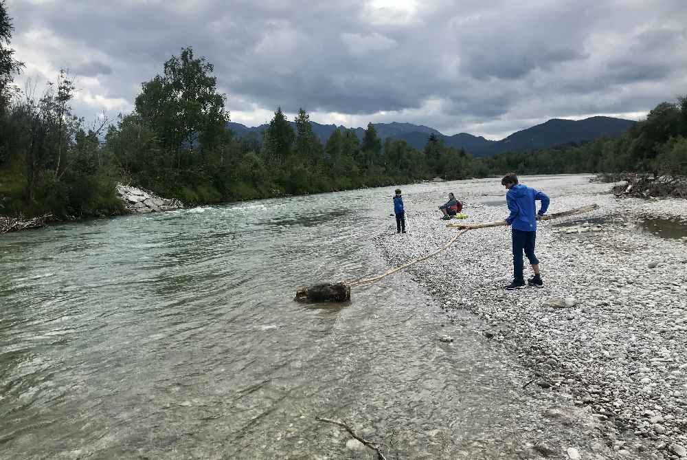 Spiel und Spaß an der Isar mit den Kindern 