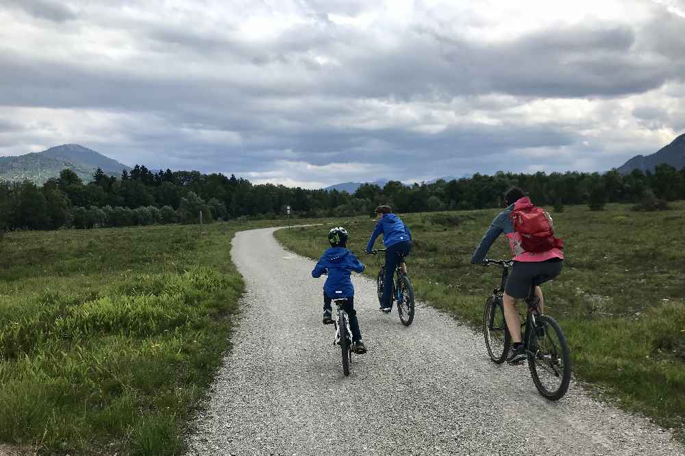 So schön ist die Landschaft in den Isarauen bei Lenggries - am Isarradweg mit Kindern 