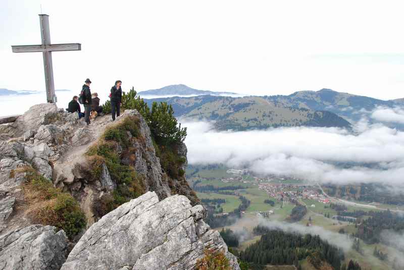 Iseler wandern: Am Gipfel des Iseler in Oberjoch mit Kindern im Allgäu 