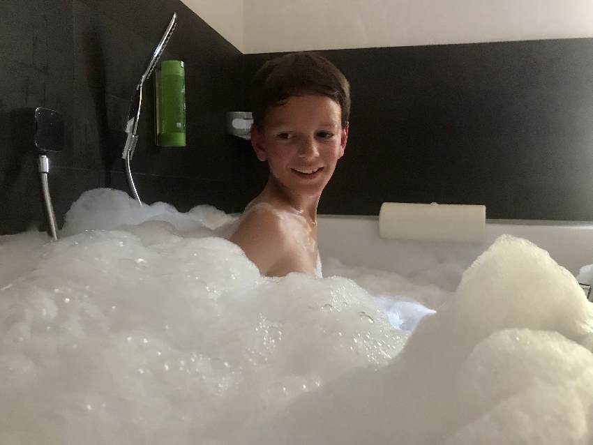 Der Junior freut sich am vielen Schaum, der durch den Whirlpool entsteht - so etwas möchte er auch daheim!