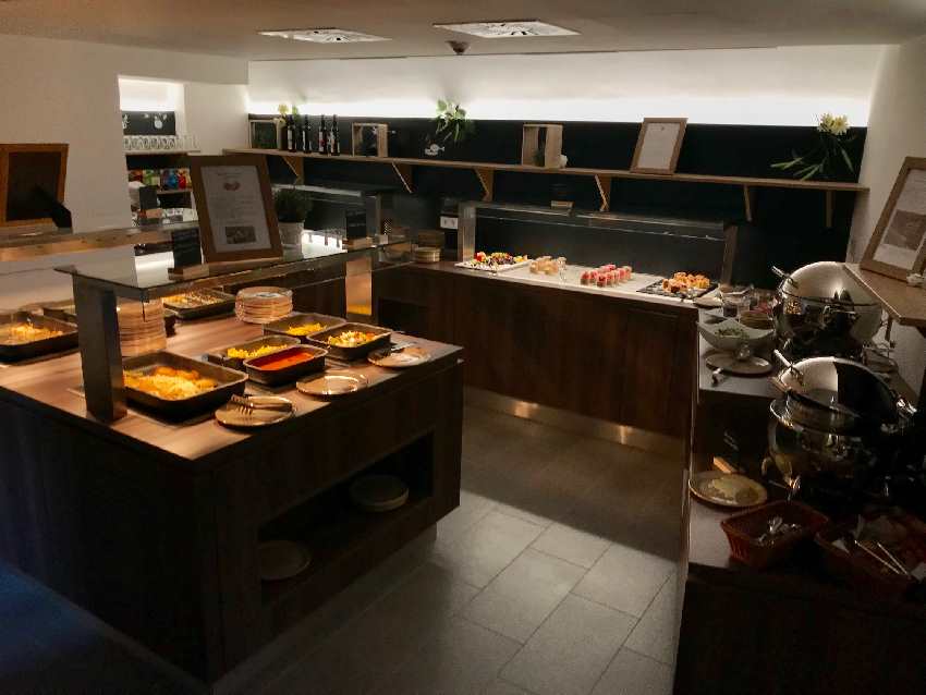 JUFA Hotel Kronach: Das schicke Buffet beim Abendessen auf der Festung Rosenberg