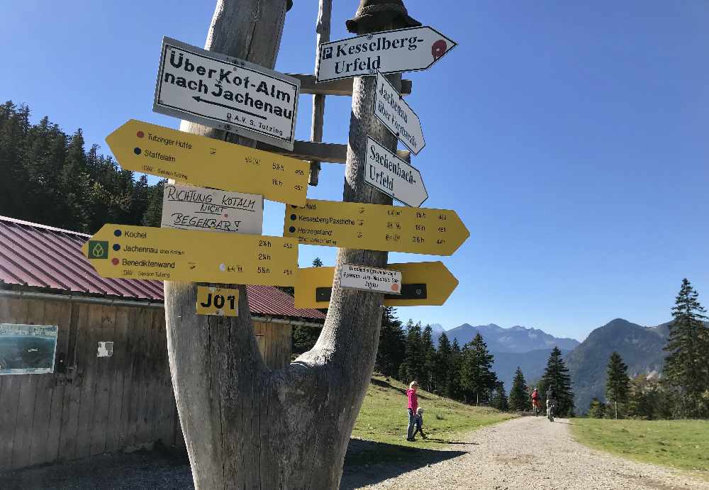 Walchensee wandern mit Kindern: Bei der Alm sind die Wanderschilder für den Abstieg nicht zu übersehen