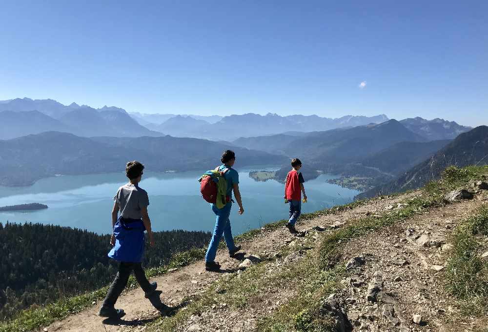 Unsere tolle Familienwanderung im Tölzer Land: Auf den Jochberg wandern mit Kindern in Bayern