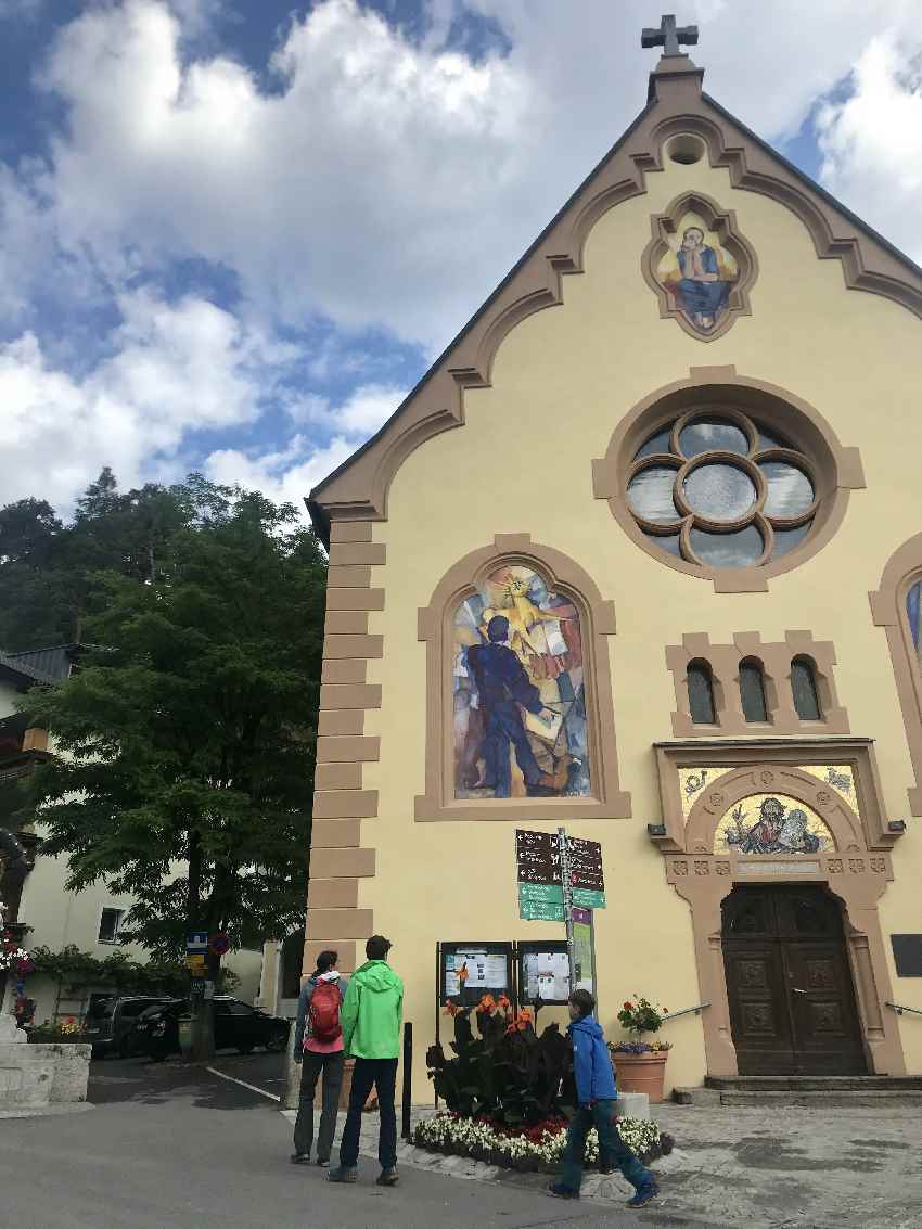 Die Rosengartenschlucht Wanderung führt direkt an der Johanneskirche vorbei