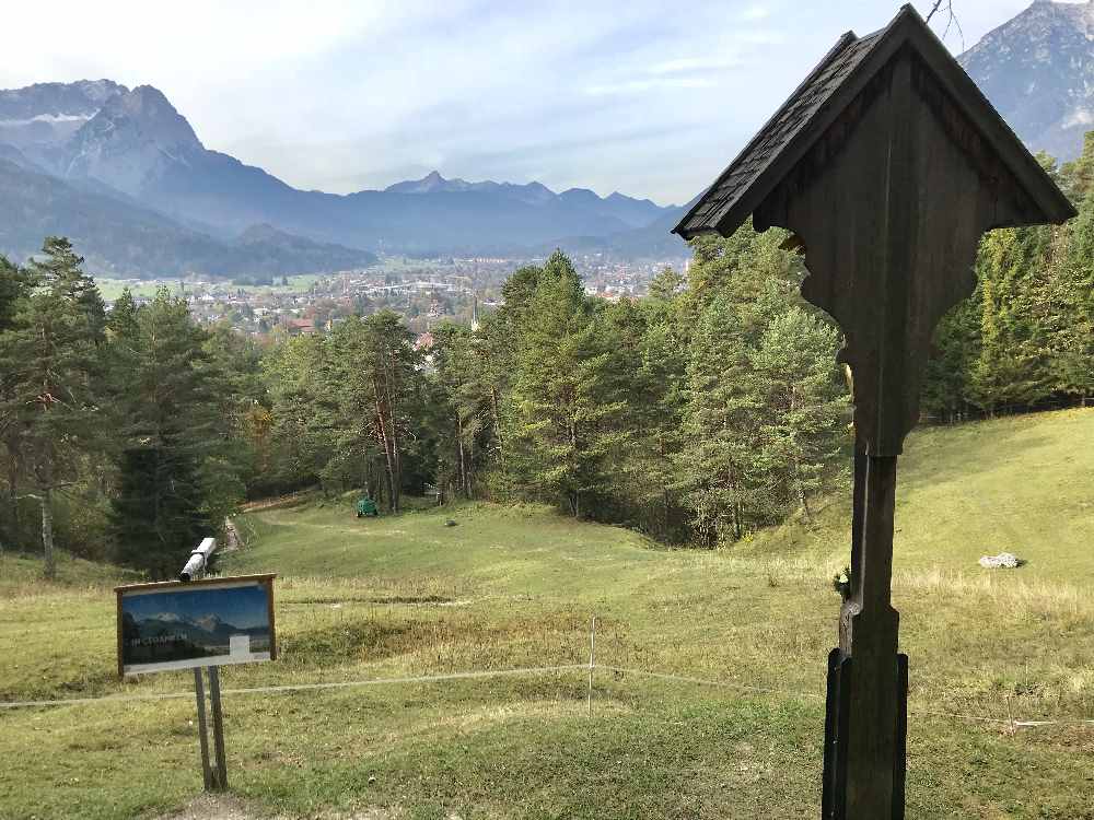 Tannenhütte Garmisch Partenkirchen wandern: Am Josefsbichl hast du eine tolle Aussicht auf Garmisch Partenkirchen