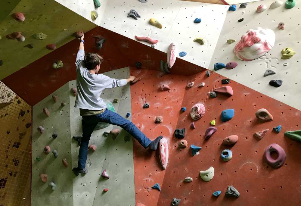 Freizeitaktivitäten im Familienhotel: Beim Bouldern oder an der großen Kletterwand