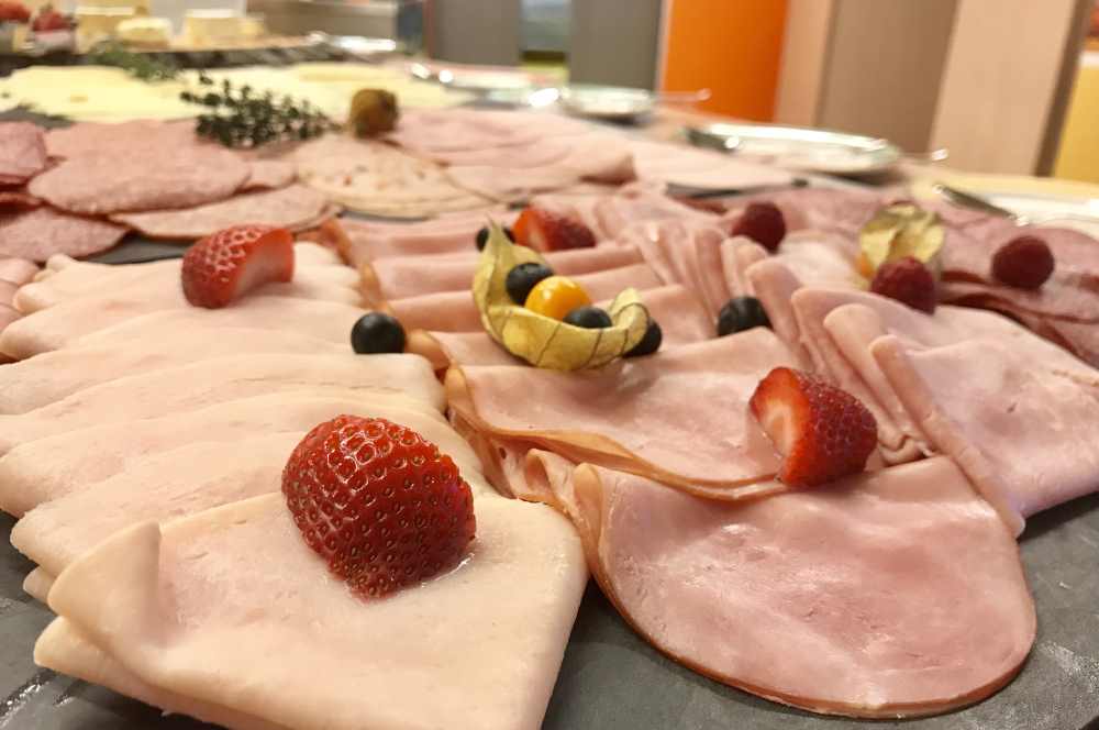 Große Auswahl beim Semmelbelag - hier die Wurst am Buffet