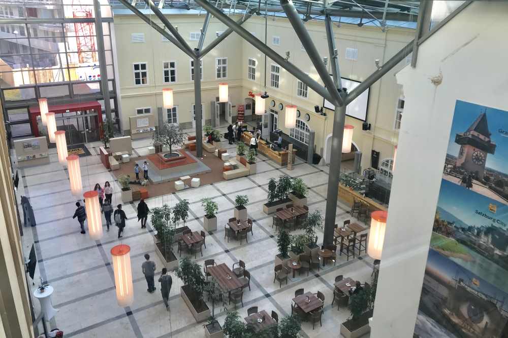 Der Blick in die helle und große Empfangshalle vom JUFA Familienhotel in Wien