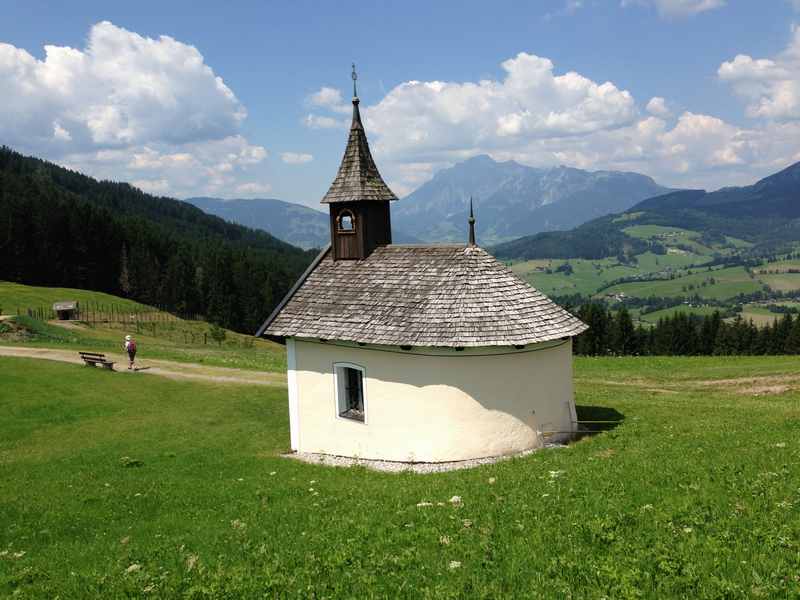 Idyllische Kapelle am Berg in Jufen mit Hochkönig