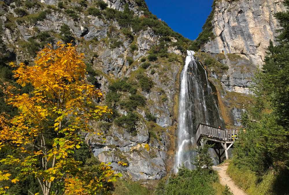 Jugendprogramm Achensee - ein Programmpunkt ist das Klettern am Dalfazer Wasserfall