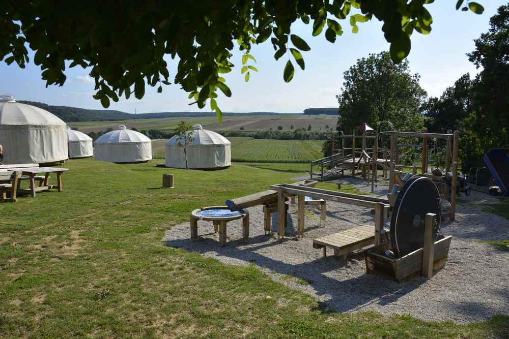 Glamping mit Kindern: In der Natur mit Luxus übernachten - nebendran mit Spielplatz