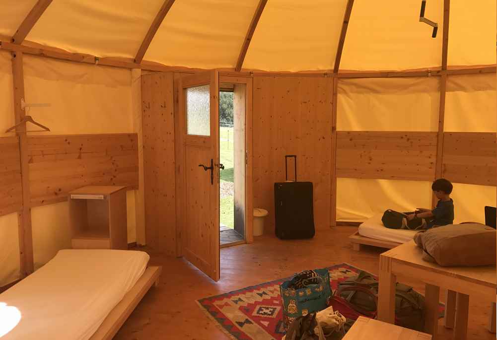  So schaut es in der Jurte innen aus - Glamping mit Kindern