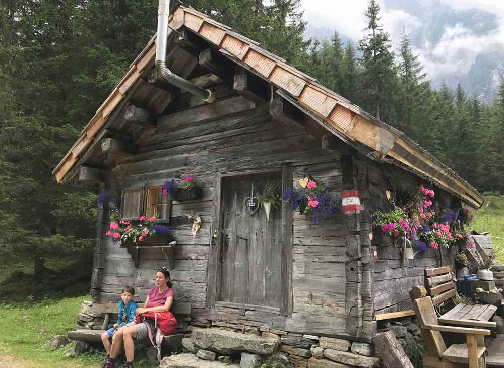 Oberhalb der Konradlacke steht diese urige Holzhütte