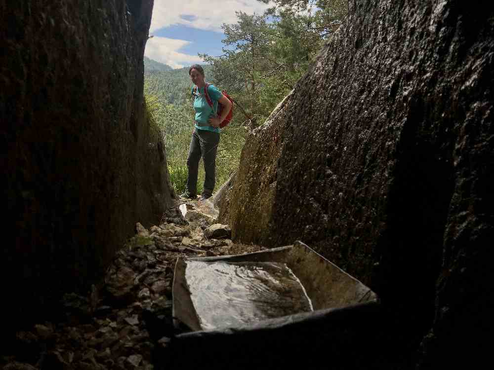 Zu diesem Wasserstollen müssen wir erst einmal den steilen Berg hinauf