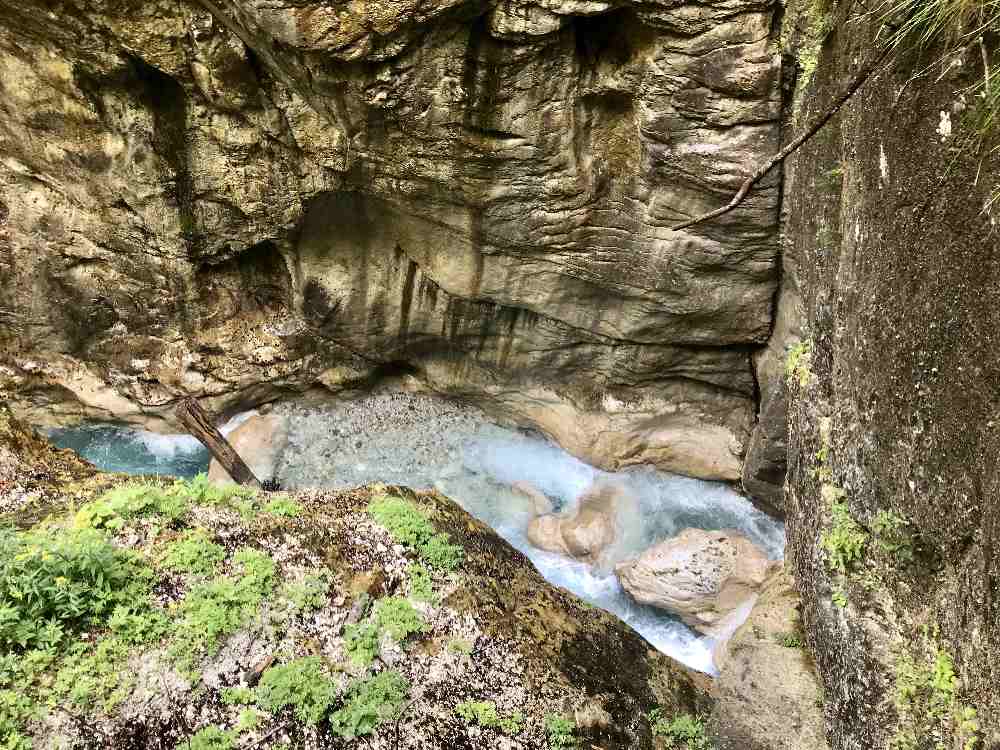 Und du kannst diesen tollen Ausblick in die tiefe Schlucht in Kärnten bewundern!