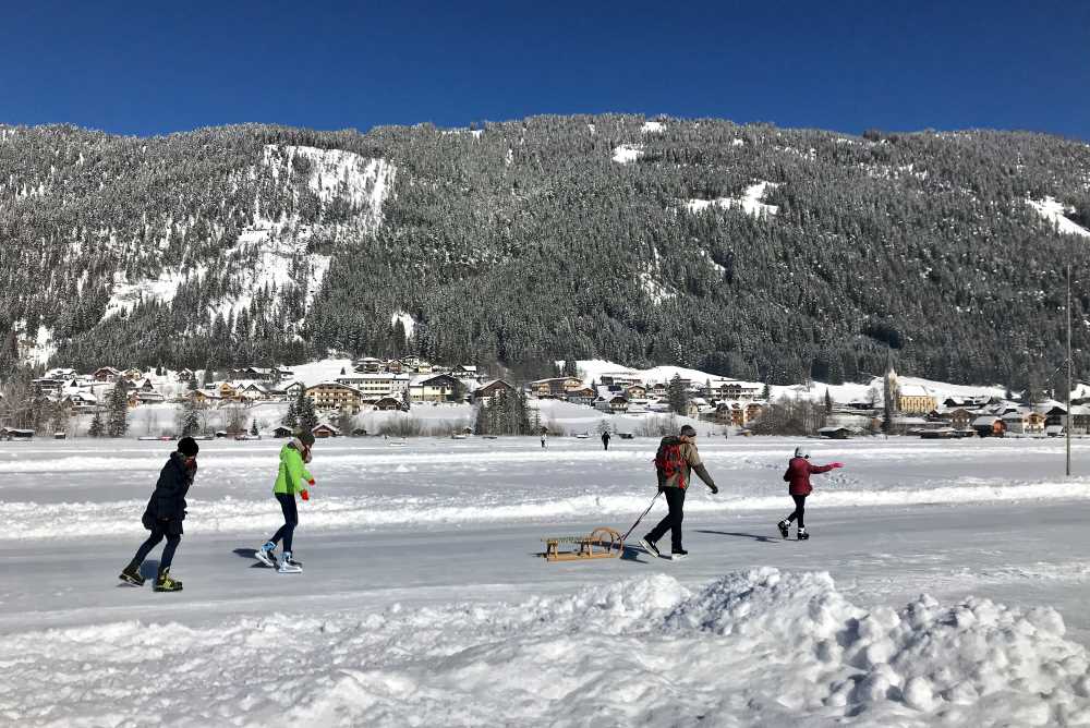 Langlaufen Kärnten: Die Loipe am Weissensee liegt direkt am See und du kannst den Eisläufern zuschauen 