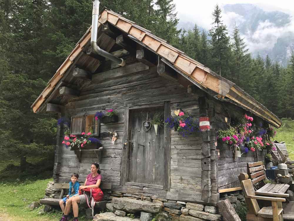 Unsere Familienwanderung im Nationalpark Hohe Tauern durch das Dösental zur Konradlacke führte zu dieser urigen Hütte