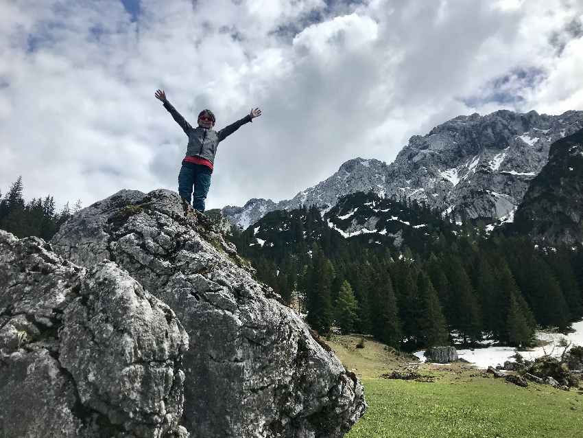 Perfekt für Kinder: Die Felsblöcke zum Klettern bei der Kaindlhütte 