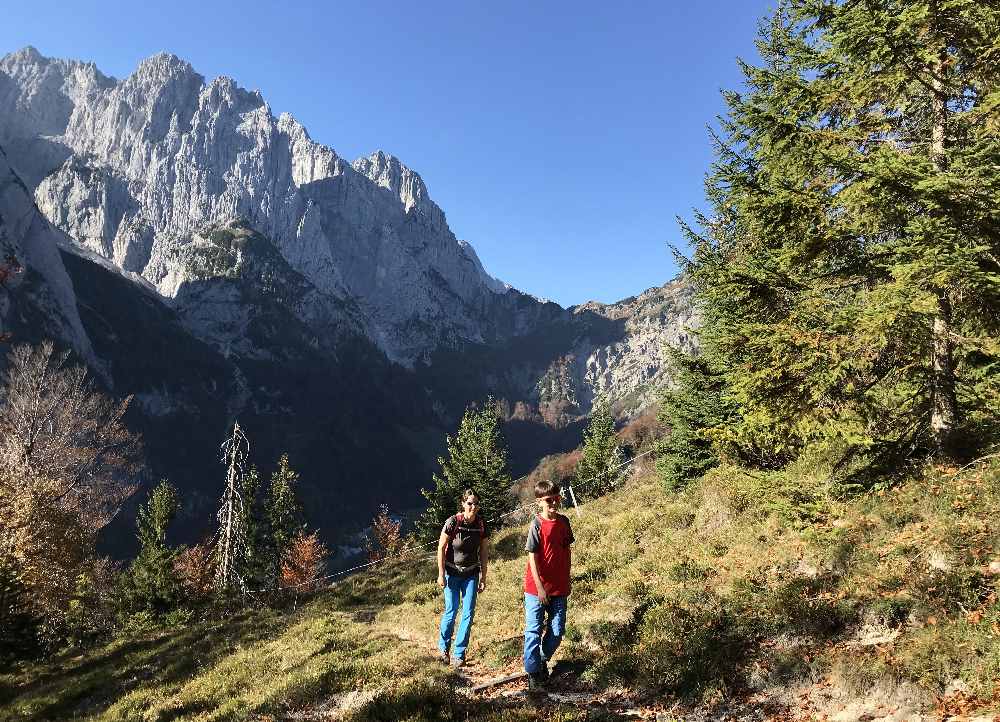 Mit Blick auf das Kaisergebirge im Kaiserbachtal wandern mit Kindern