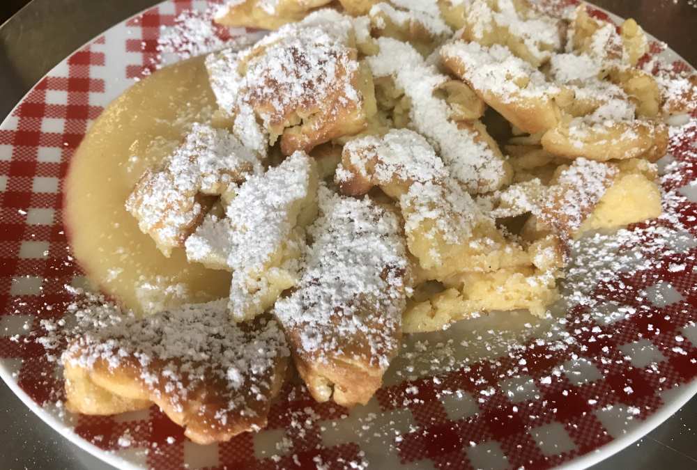  Das ist der Kaiserschmarren auf der Wettersteinhütte, mit Apfelmus oder Preiselbeeren 