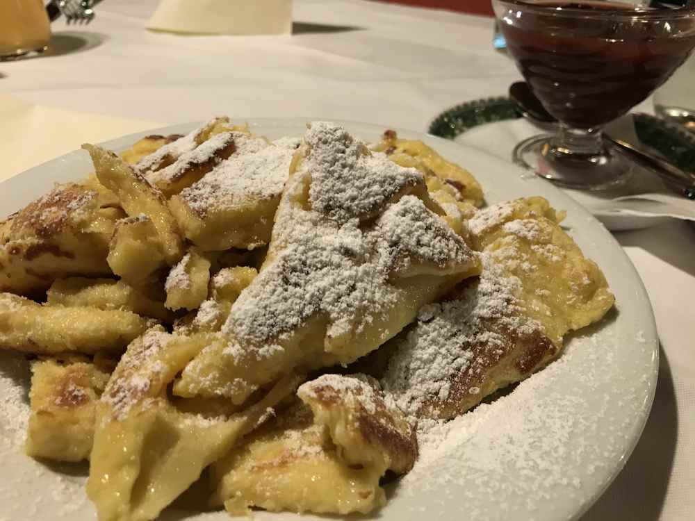 Die große Portion Kaiserschmarrn schmeckt ausgezeichnet