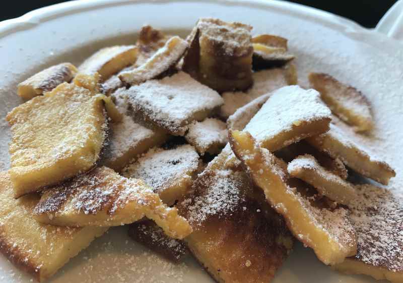 Der Kaiserschmarrn als Hauptgang und Kinderportion