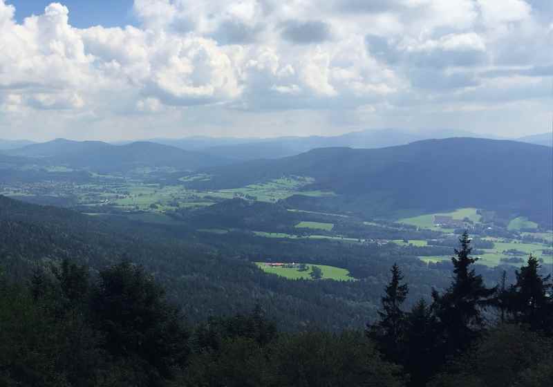 Die Kaitersberg Wanderung mit Kindern lohnt sich: Das ist der Ausblick von der Terasse der Kötztinger Hütte über den Bayerischen Wald