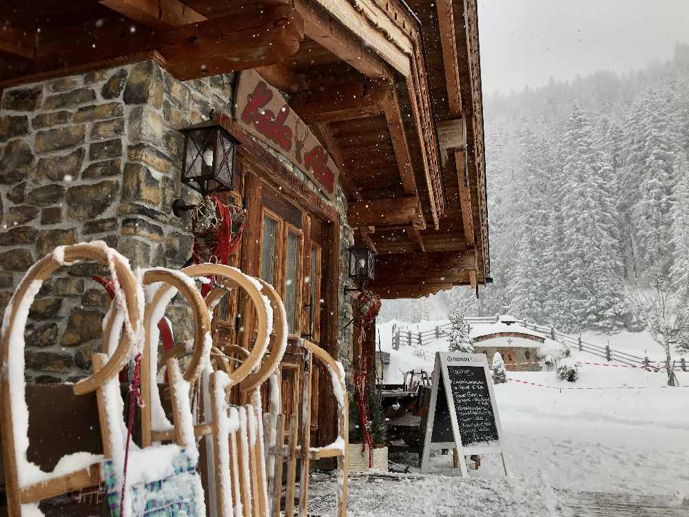 Kala Alm rodeln  - Die Rodelbahn bei Neuschnee, man könnte auch noch weiter hinauf zum Pendlinghaus 