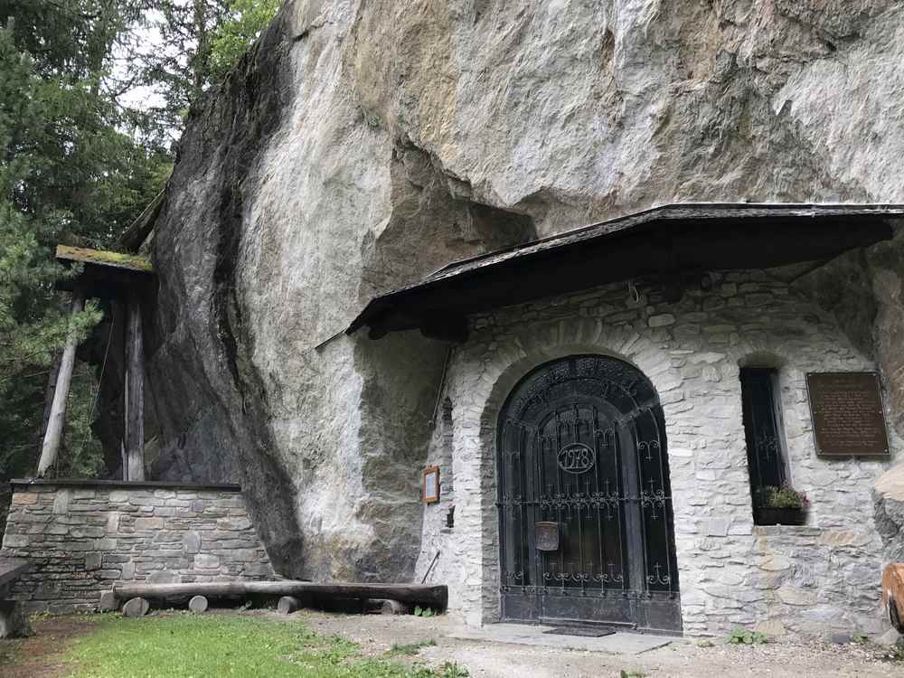 Die Felsenkapelle oberhalb von Kals ist komplett in den Felsen hineingebaut