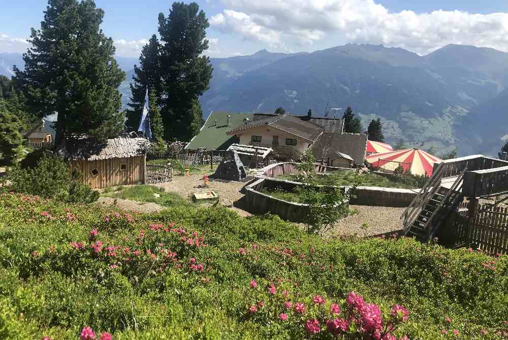 Neben der Zillertaler Höhenstrasse ist die Skihütte, hier beginnt die Wanderung mit Kindern