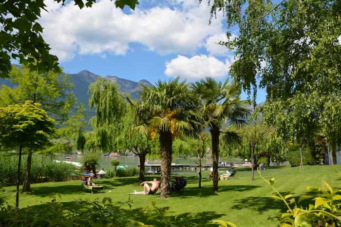 Am Kalterer See baden? - die seltenen Badeplätze, hier in Kreith für Hotelgäste unter Palmen