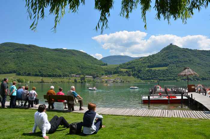 Im Strandbad Kalterer See baden mit Kindern - oder Tretbootfahren in Südtirol mit Blick auf die Leuchtenburg?