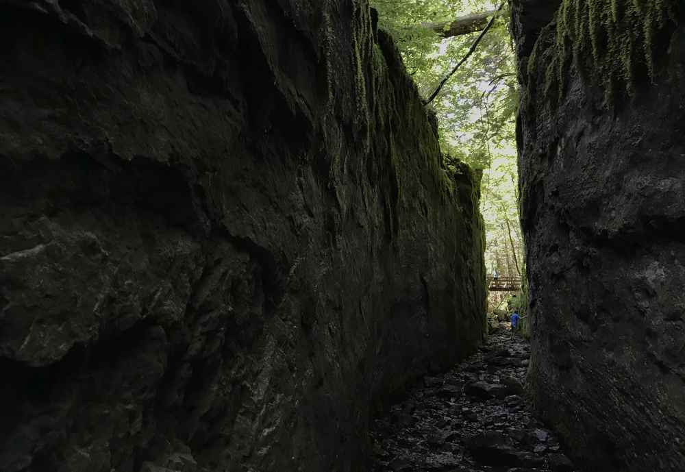 Das ist der Kanal zwischen Toplitzsee und Kammersee - in den Felsen gehauen für die Holztrift