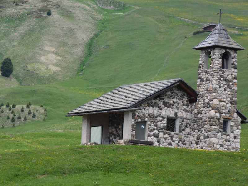 Das ist die schöne Kapelle am Col Raiser in Gröden