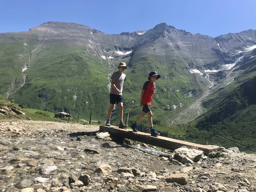 Kaprun wandern: Am Stausee entlang auch mit Kinderwagen