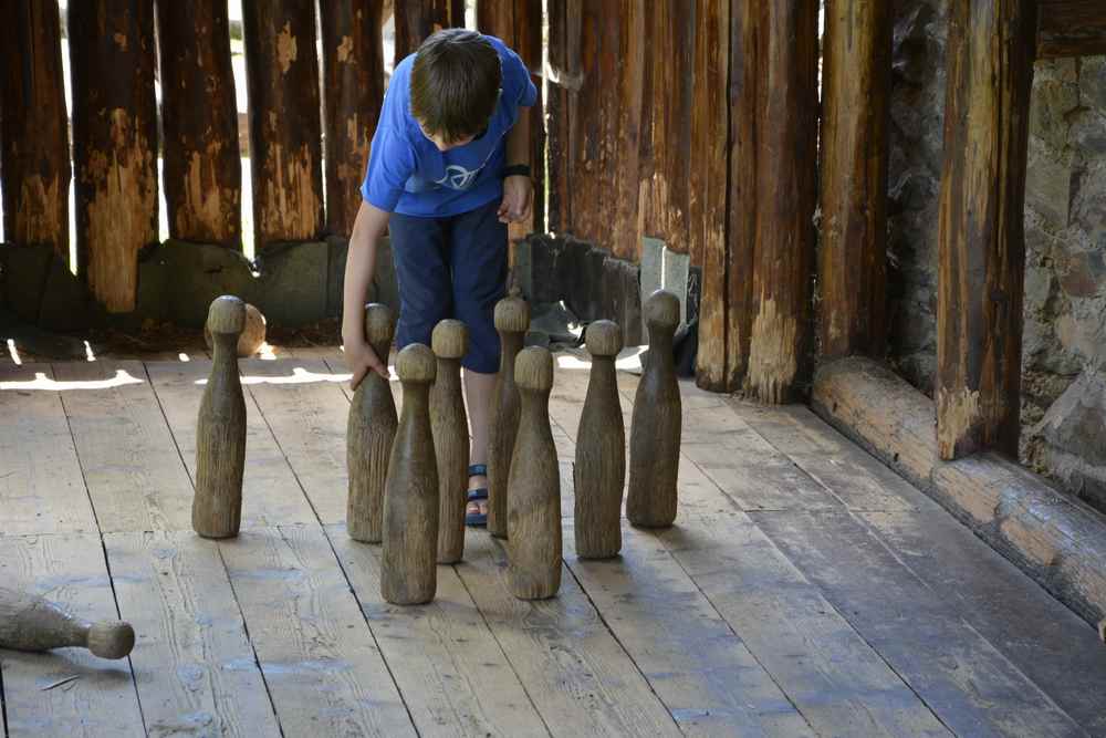 Noch mehr Spaß haben sie beim Kegeln auf dieser Holz-Kegelbahn